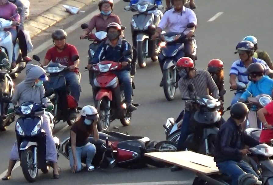 [VIDEO]: Nguy hiểm rình rập trên đại lộ đẹp nhất TP HCM