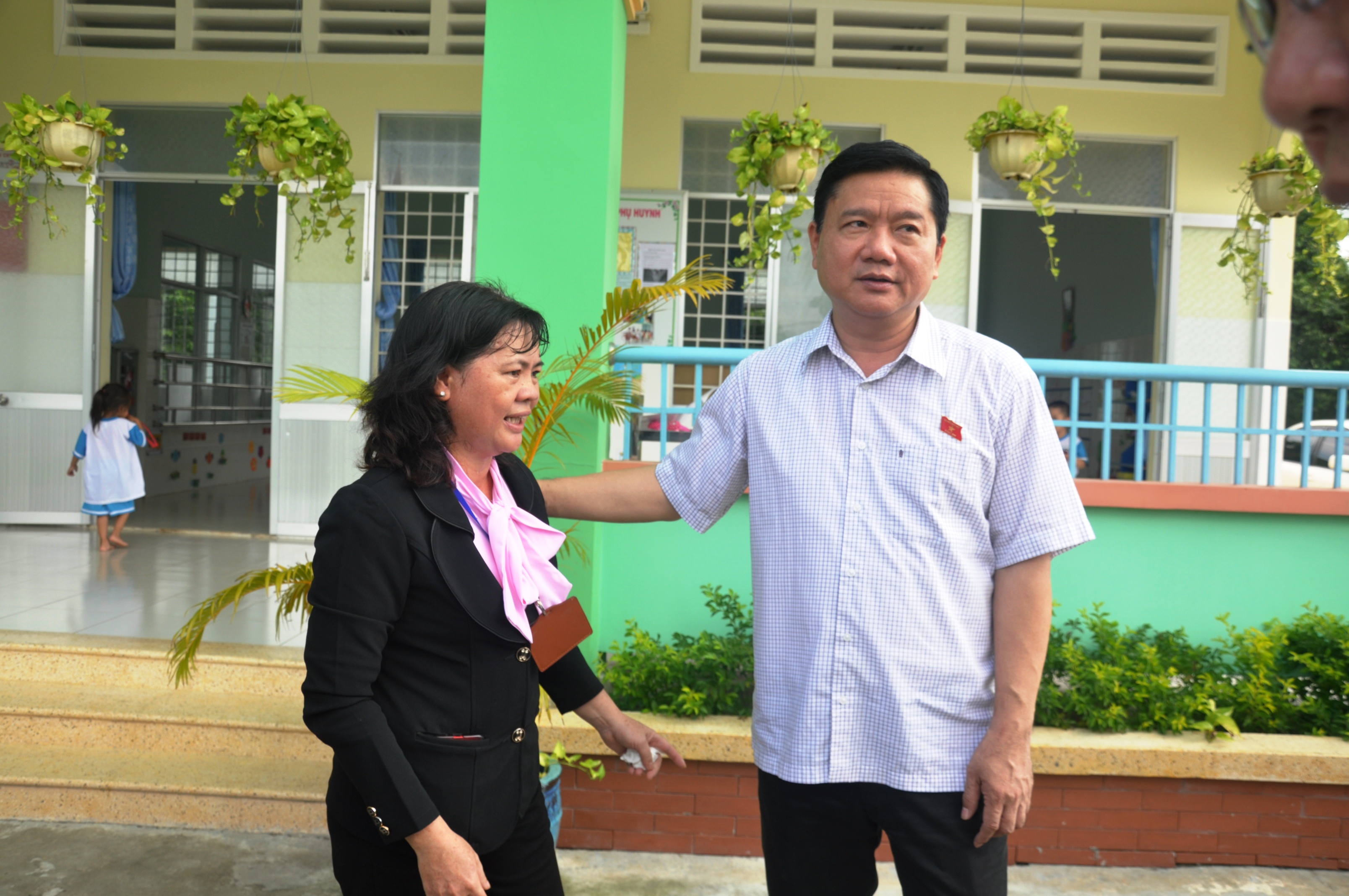 Sau buổi tiếp xúc cử tri, Bí thư Thành ủy TP HCM và tổ đại biểu Quốc hội ghé thăm trường Mầm non Phạm Văn Cội 2 (huyện Củ Chi)