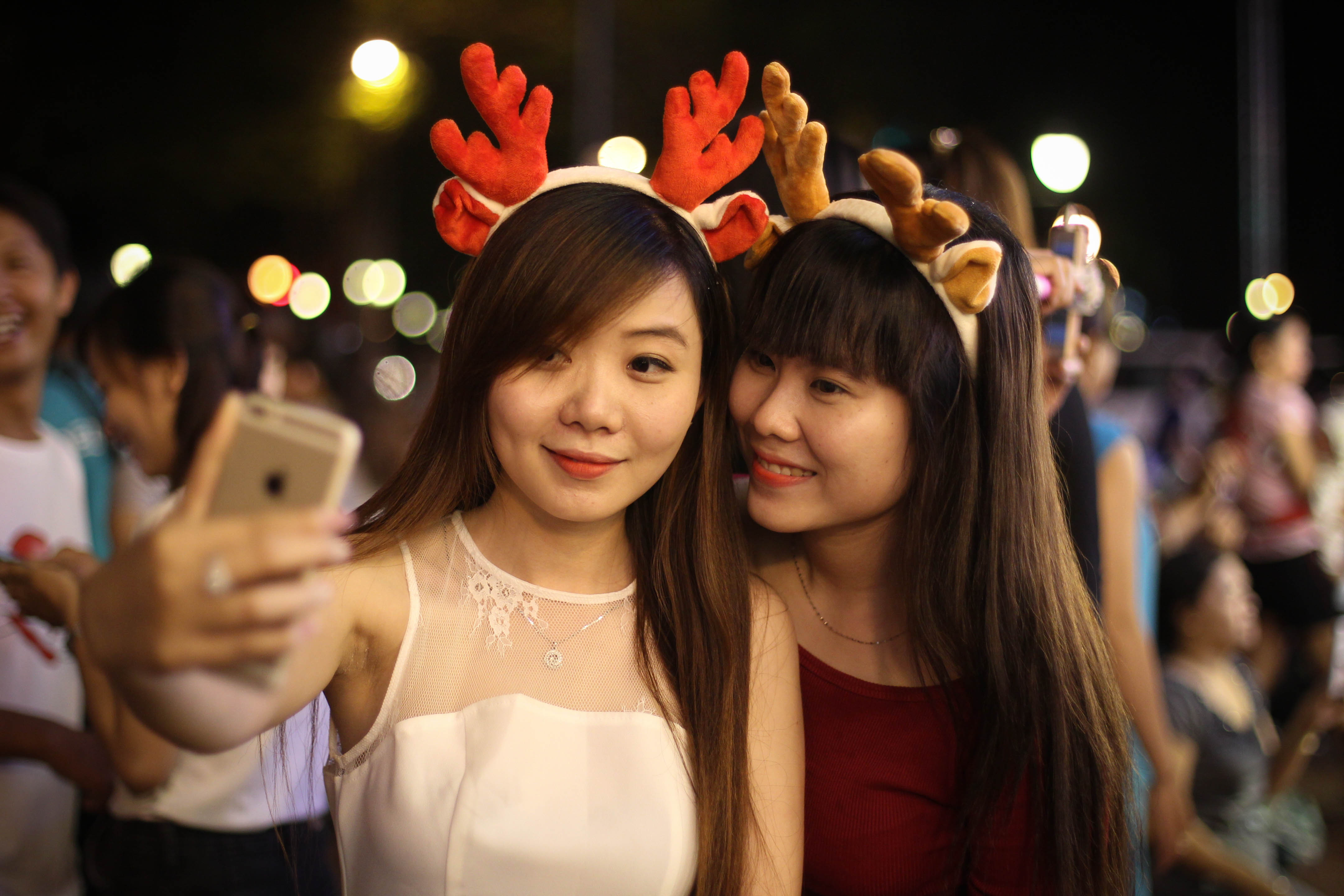 Nhiều người tạo dáng để kiếm cho mình một hình ảnh về Noel, dù Giáng sinh vẫn chưa tới.