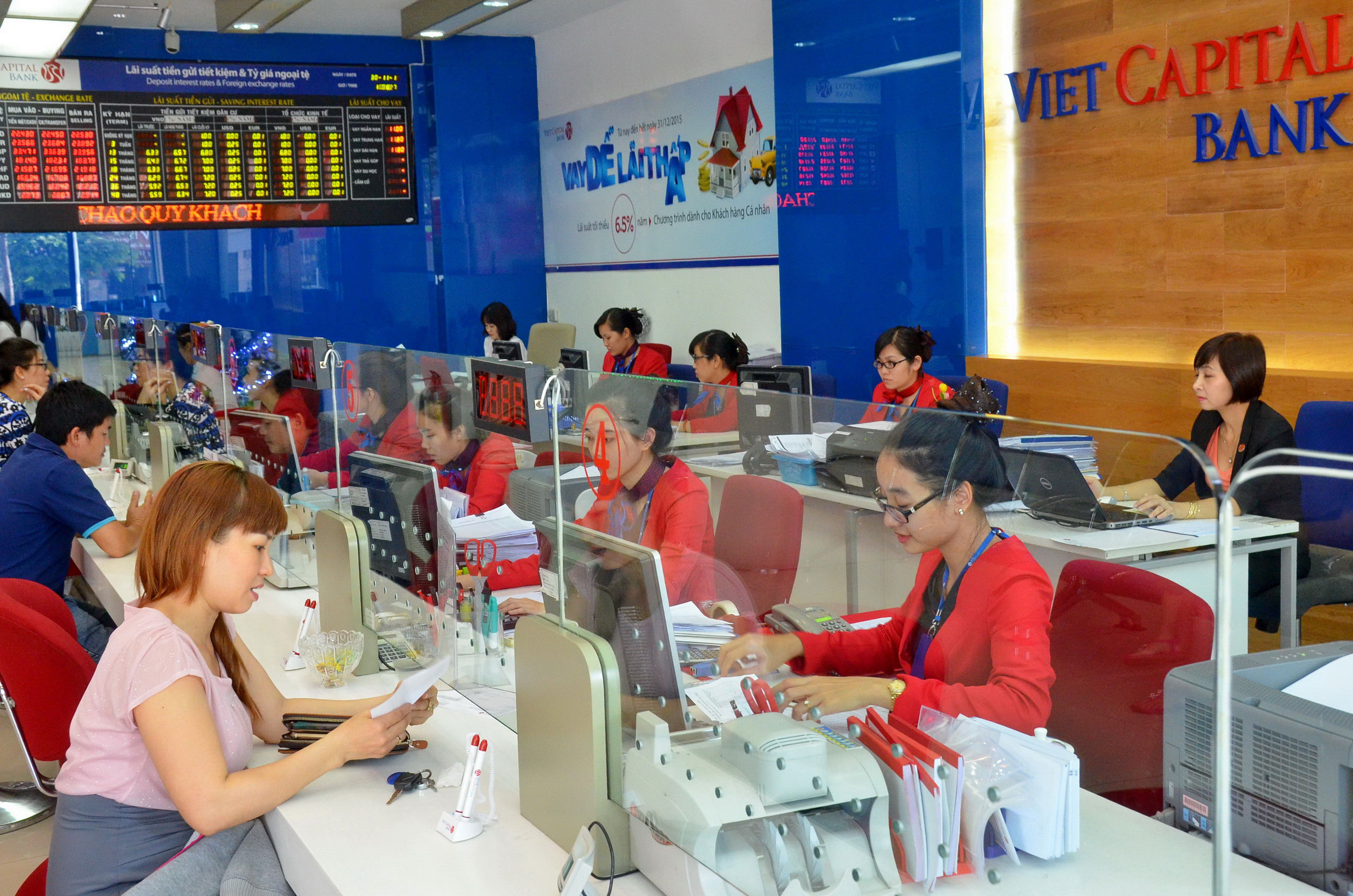 Cấm ngân hàng vượt trần lãi suất