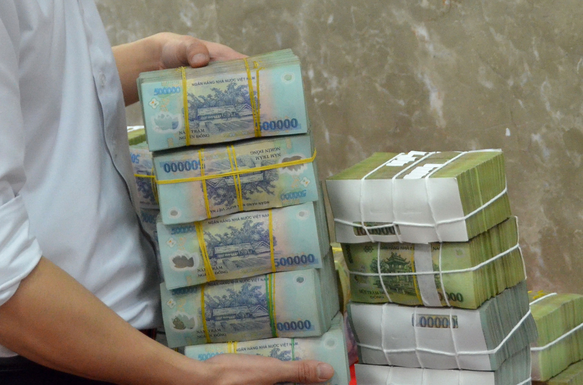 Khó kéo lãi suất vay về 5%/năm