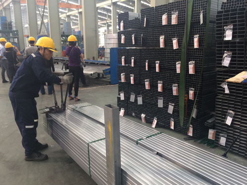 Sao cứ lao vào thép!