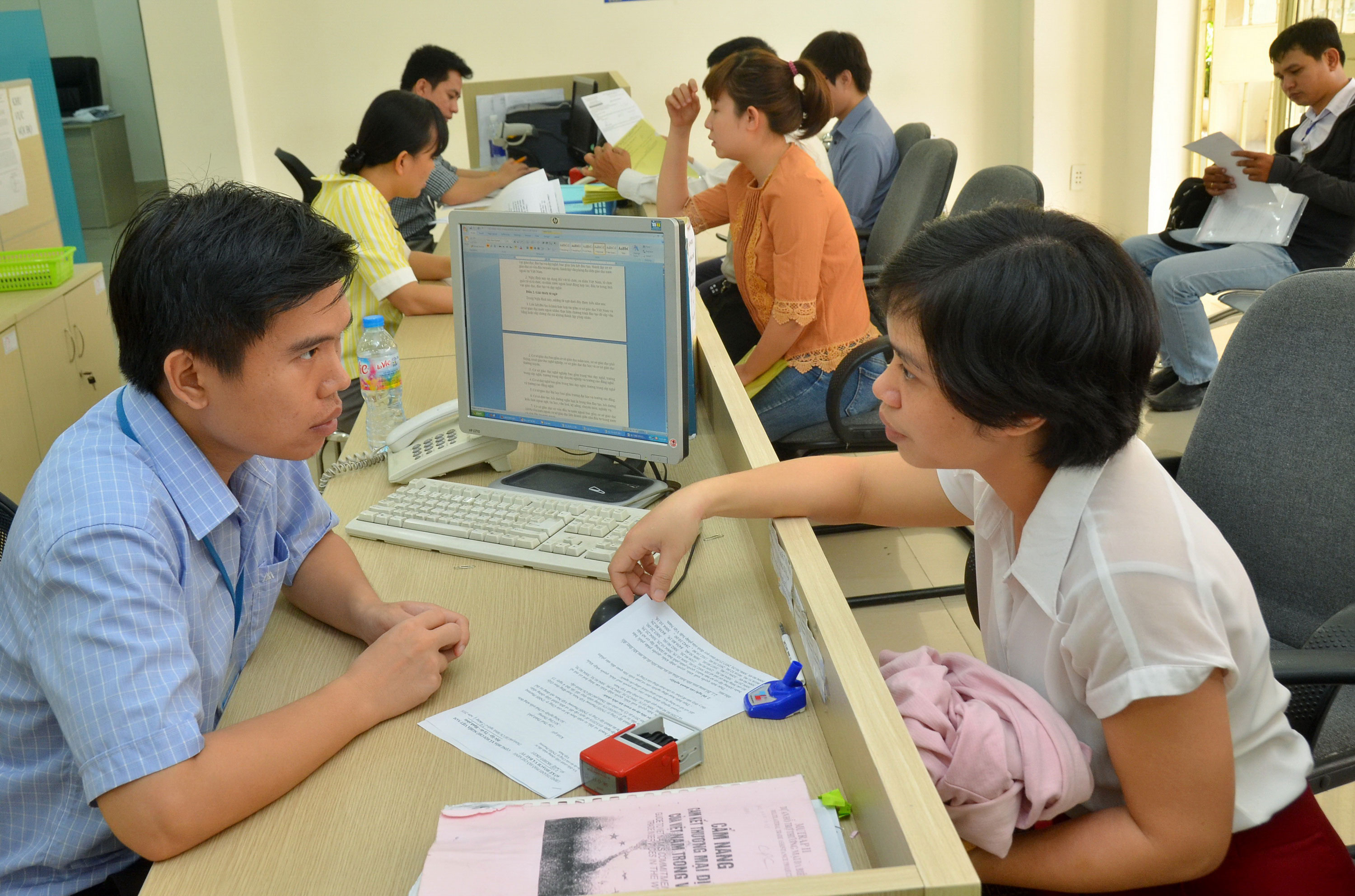 
Doanh nghiệp l&agrave;m thủ tục xin cấp ph&eacute;p đầu tư tại Sở Kế hoạch v&agrave; Đầu tư TP HCM Ảnh: TẤN THẠNH
