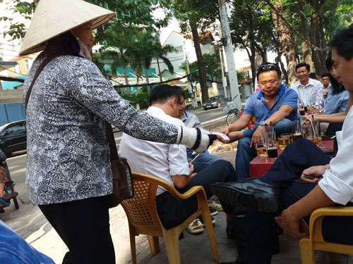 Bán vé số dạo nuôi sống nhiều gia đình khó khăn