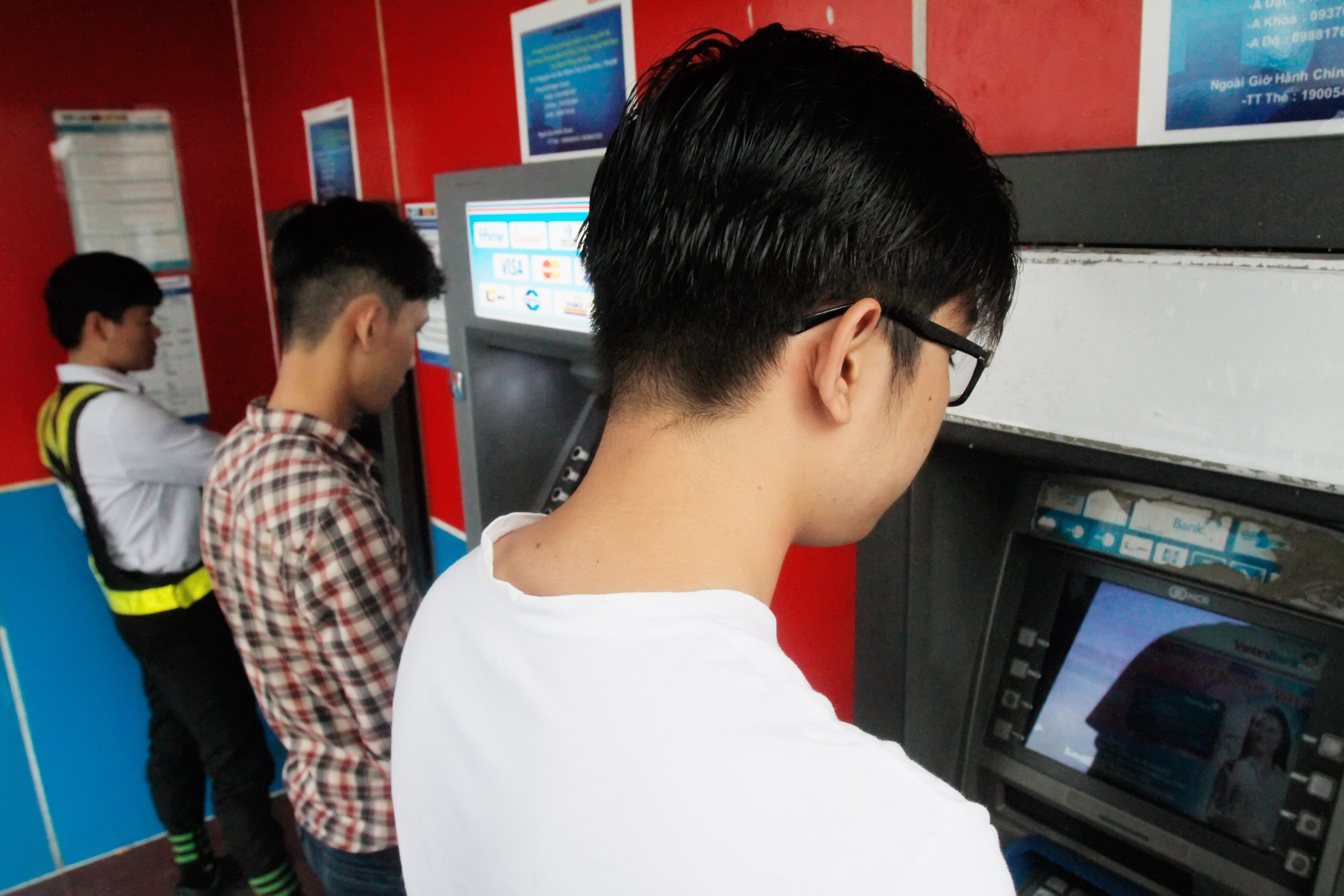 Hàng chục triệu thẻ ATM phải chuyển đổi