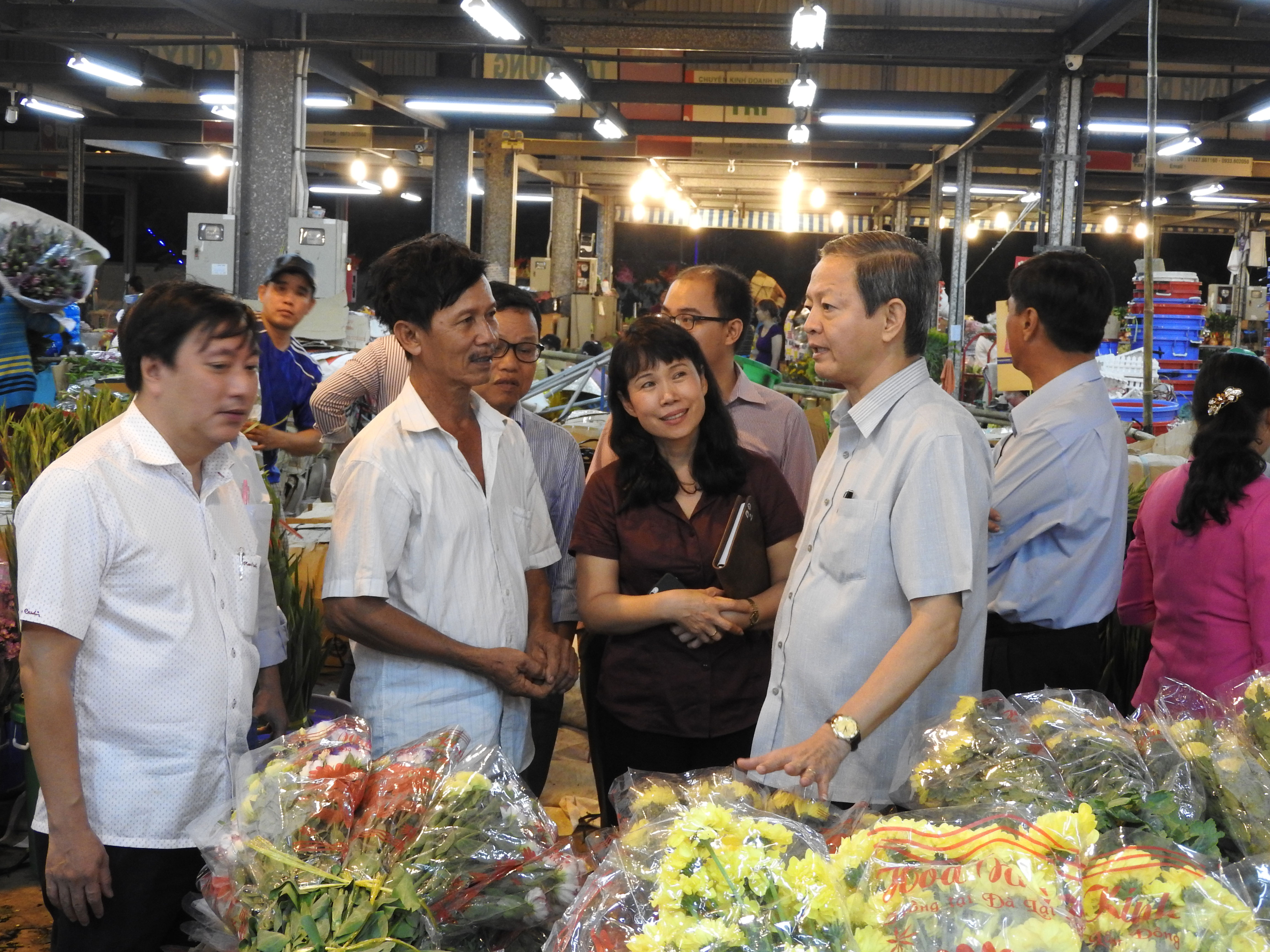 Hàng Tết ùn ùn về TP HCM