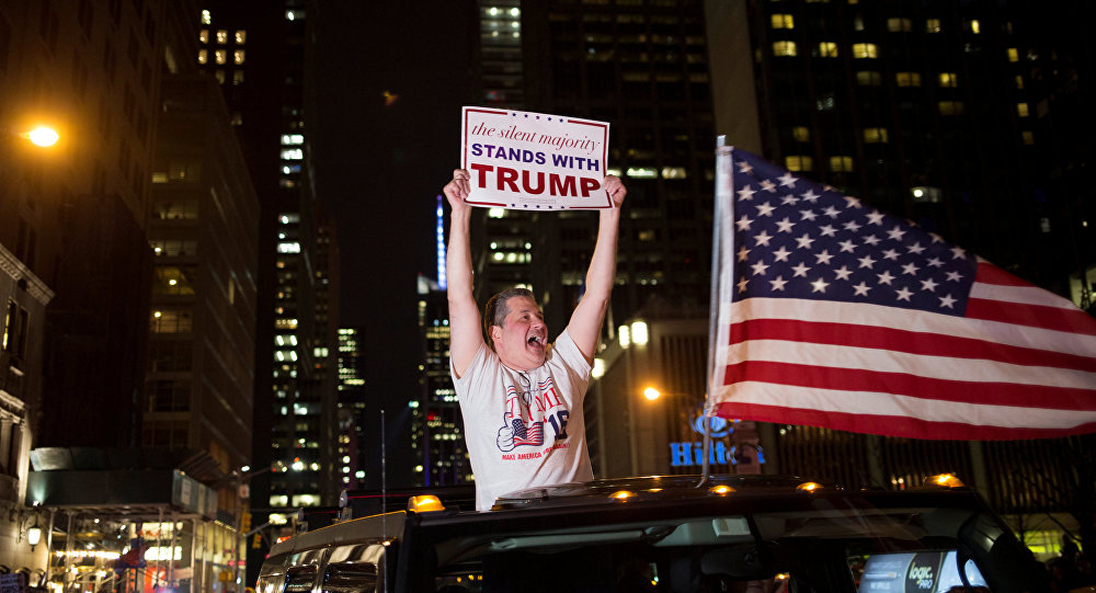 Cử tri mừng chiến thắng của ứng vi&ecirc;n Trump. Ảnh: Reuters