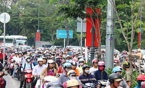 Sân bay Tân Sơn Nhất quá tải từ trong ra ngoài: Lo chuyện ngập nước
