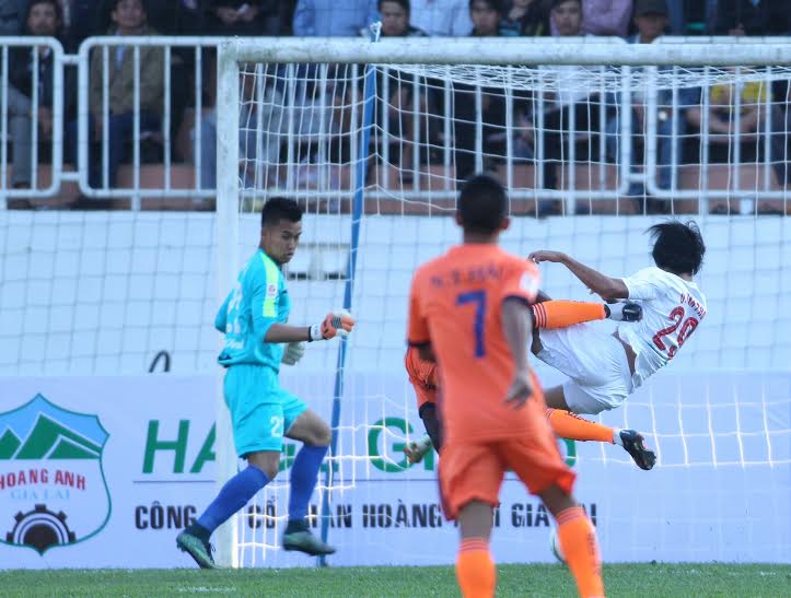 Cận cảnh hậu vệ Văn Pho bị đạp gãy xương sườn