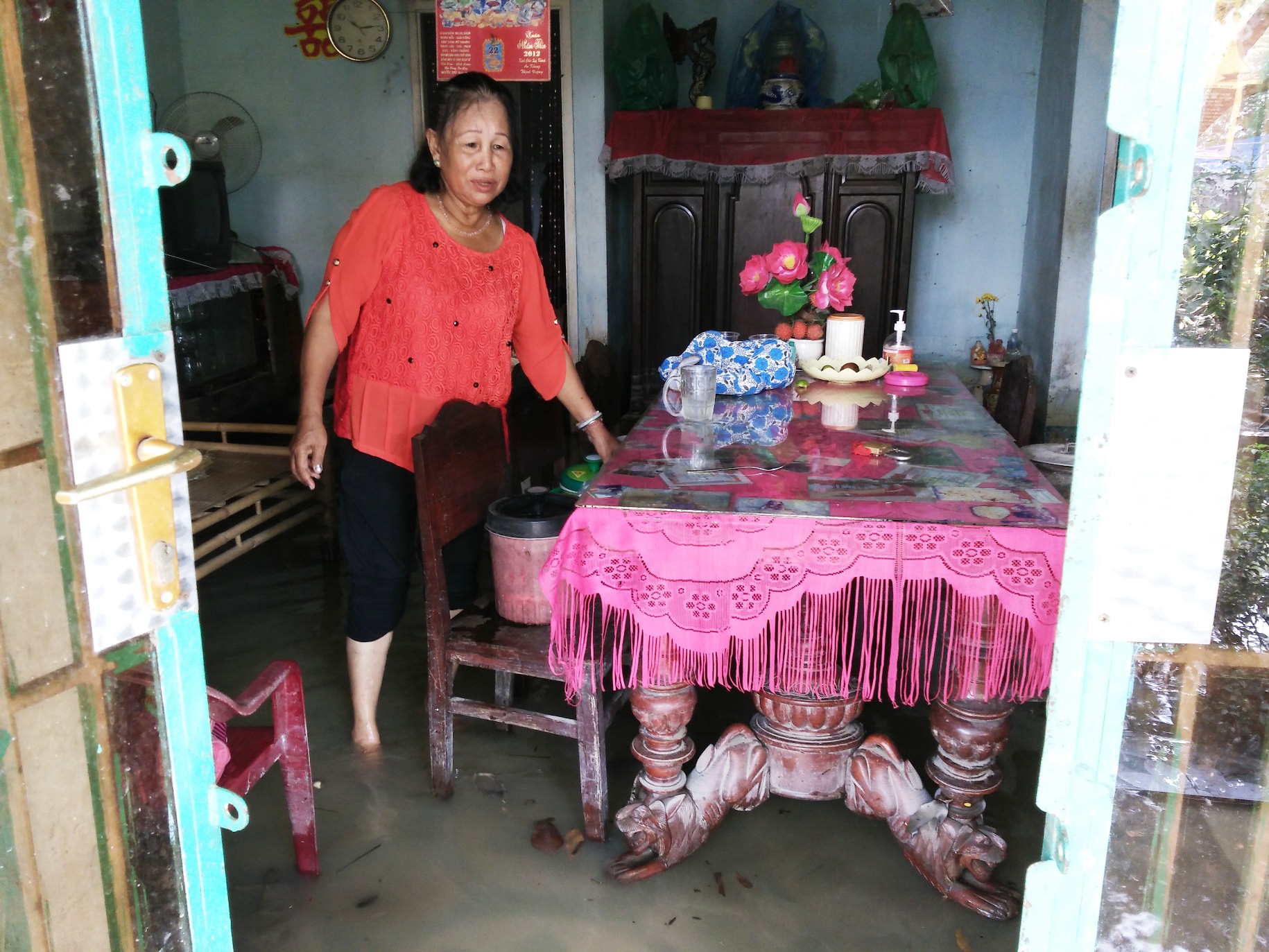 Trưa cùng ngày, nước vẫn còn ngập lênh láng trong nhà
