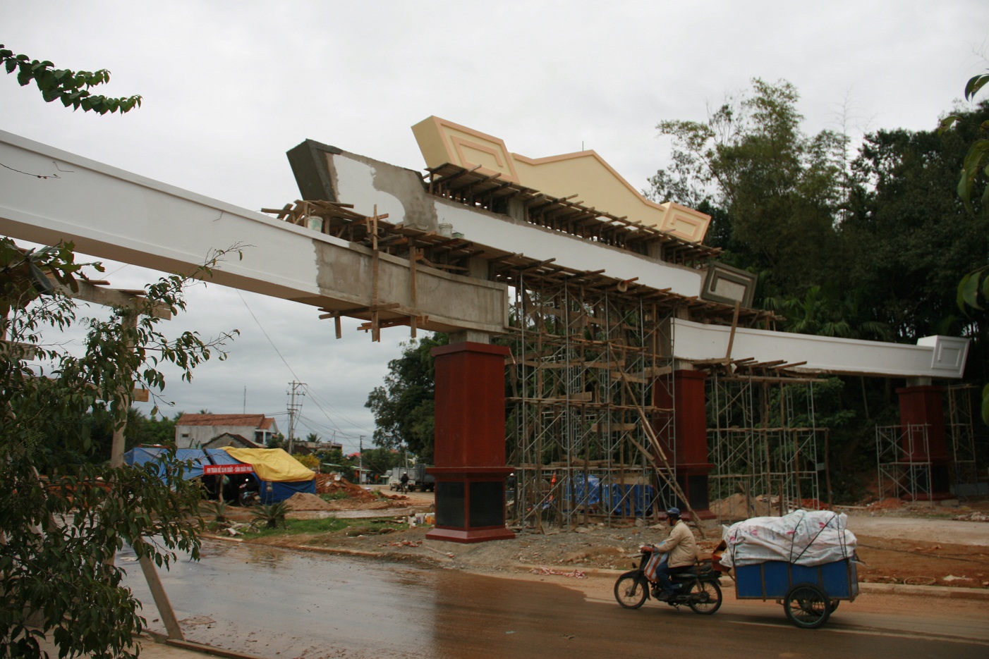 Choáng ngợp với cổng chào tiền tỉ ở huyện nghèo