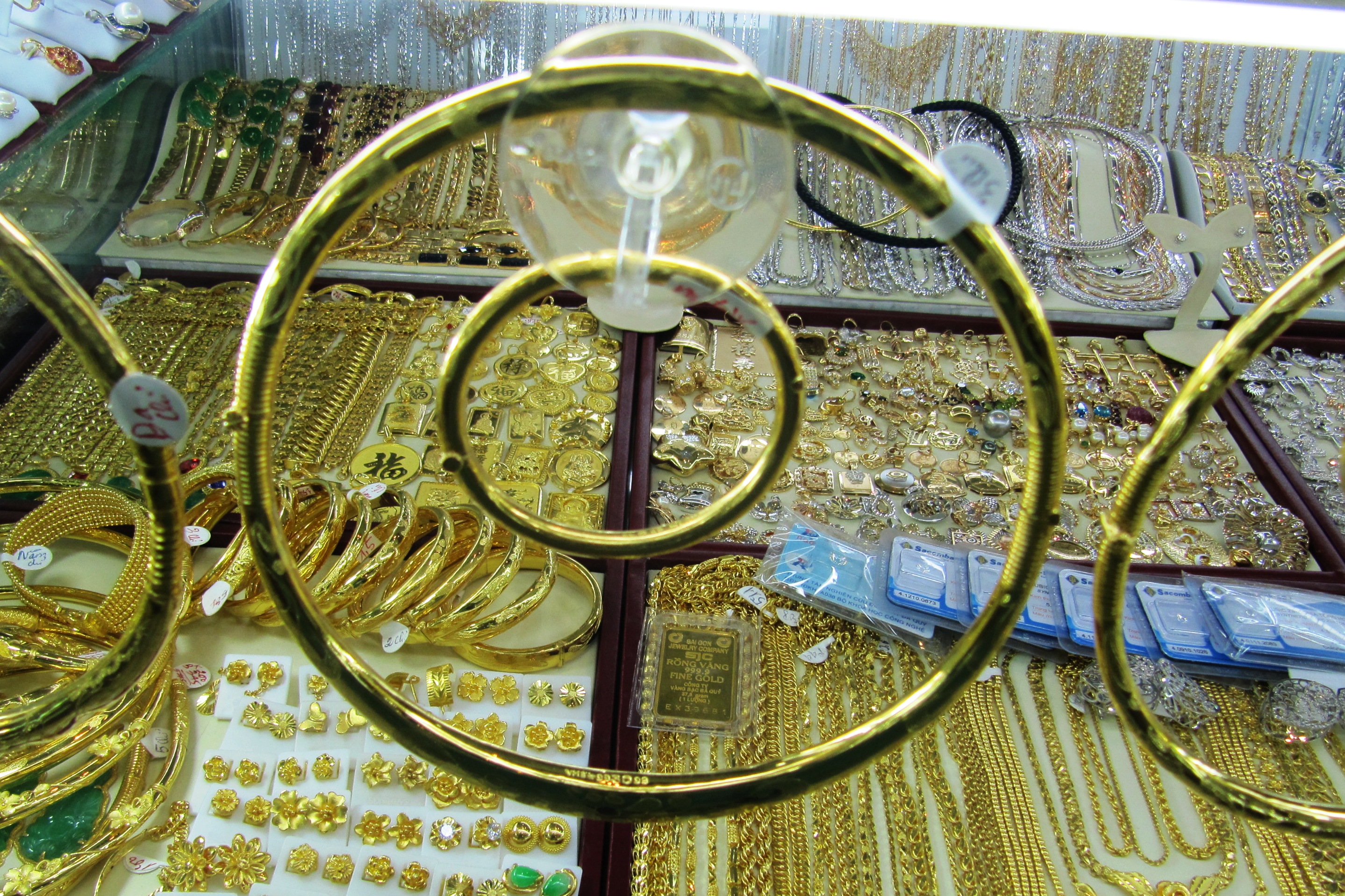 Giá vàng rớt mạnh