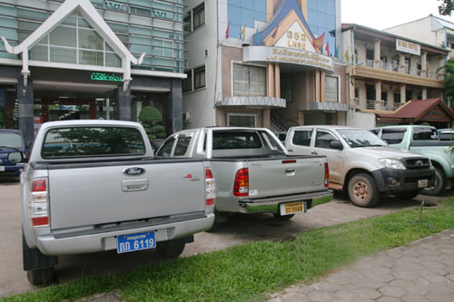Một bãi đỗ xe của dân văn phòng tại Lào chỉ có pick-up đủ loại.