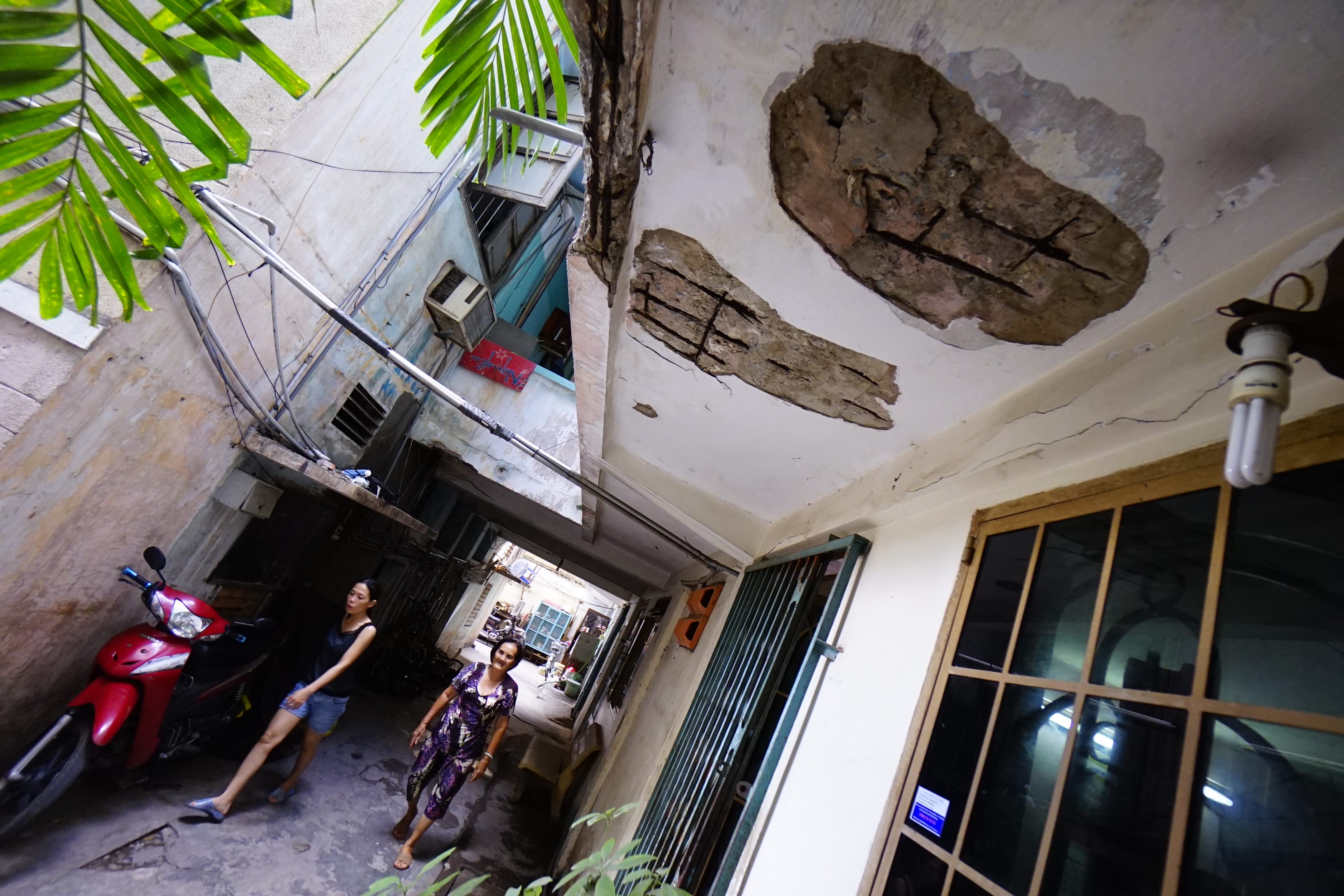 Lo sợ sống trong chung cư "cổ" Long Hưng