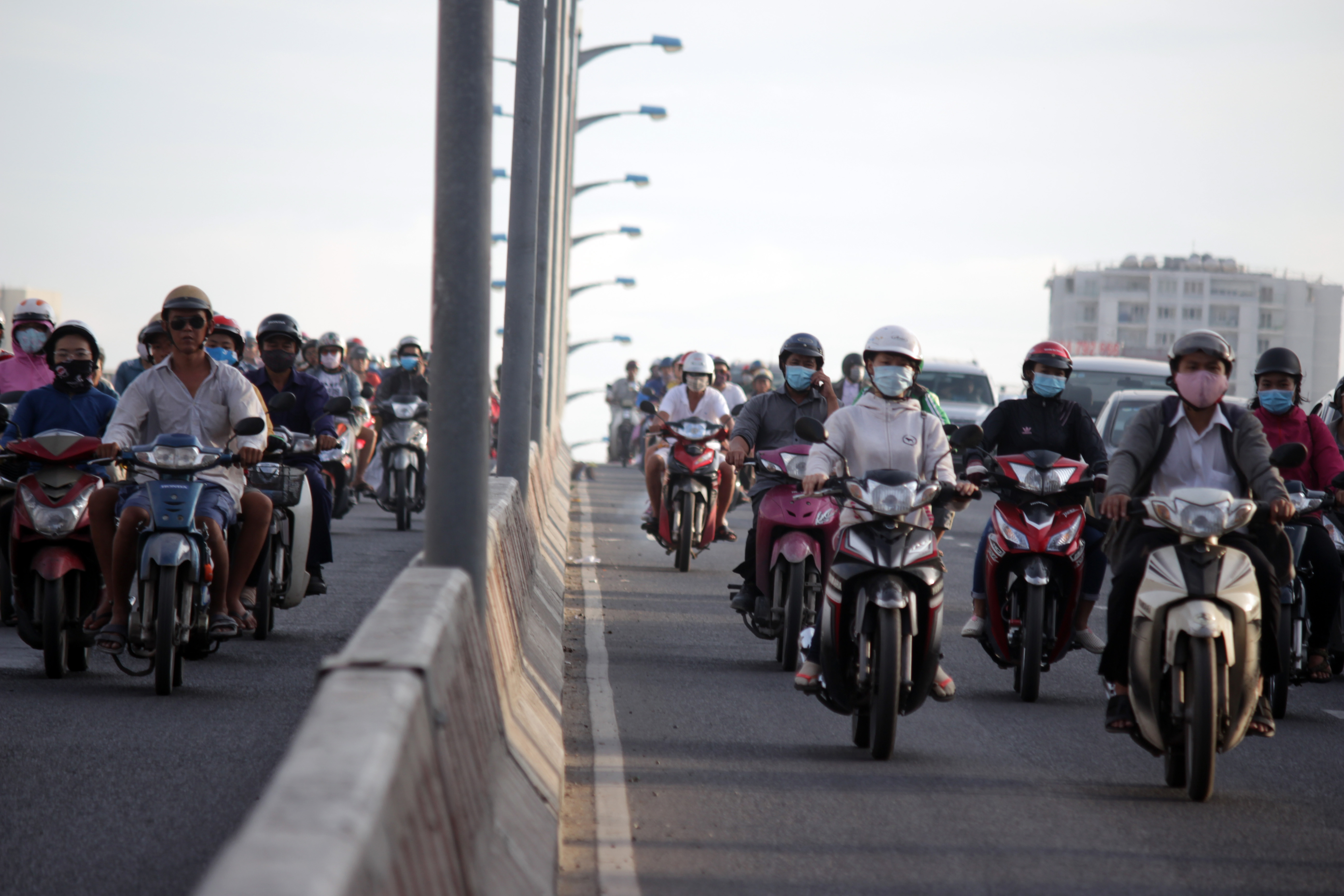 Tương tự, đ&ocirc;ng đảo người đi xe m&aacute;y cũng chạy &agrave;o &agrave;o tr&ecirc;n l&agrave;n đường &ocirc; t&ocirc; tr&ecirc;n cầu B&igrave;nh Triệu bất chấp biển b&aacute;o cấm.