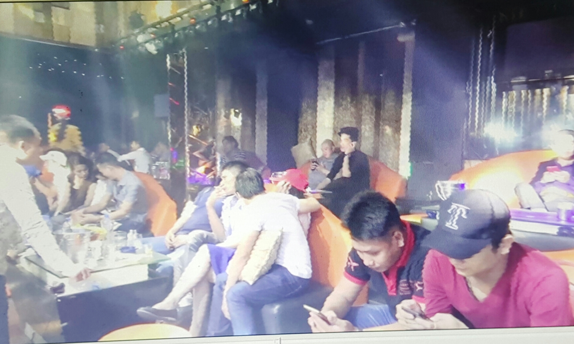 
H&agrave;ng trăm người nh&aacute;o nh&agrave;o t&igrave;m đường tho&aacute;t khi cảnh s&aacute;t bất ngờ đột k&iacute;ch v&agrave;o 2 qu&aacute;n bar tr&ecirc;n địa b&agrave;n quận 3, TP HCM
