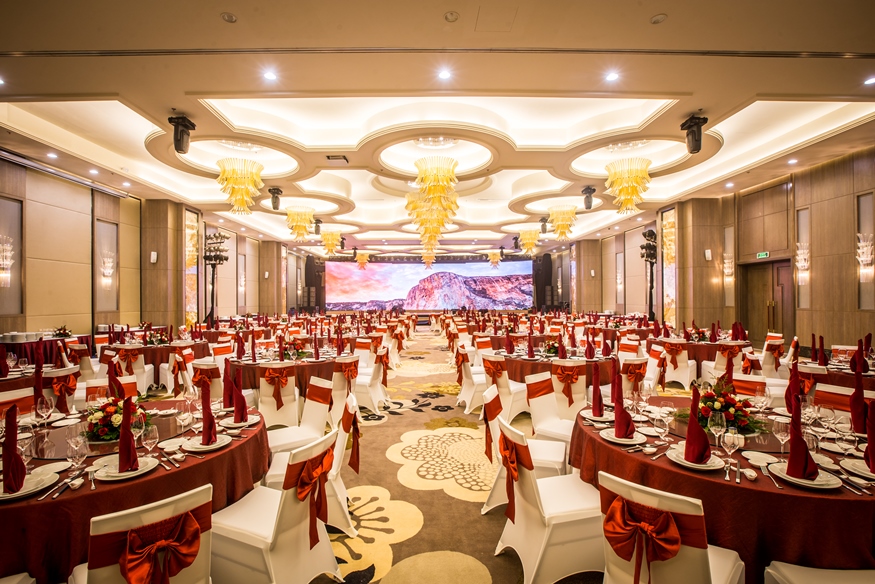 
Với sức chứa 500 người v&agrave; trang thiết bị hiện đại, Ballroom b&ecirc;n trong kh&aacute;ch sạn sẽ đ&aacute;p ứng tốt nhất cho c&aacute;c sự kiện, hội nghị tại Vinpearl Cần Thơ Hotel. Ảnh: T.CHI
