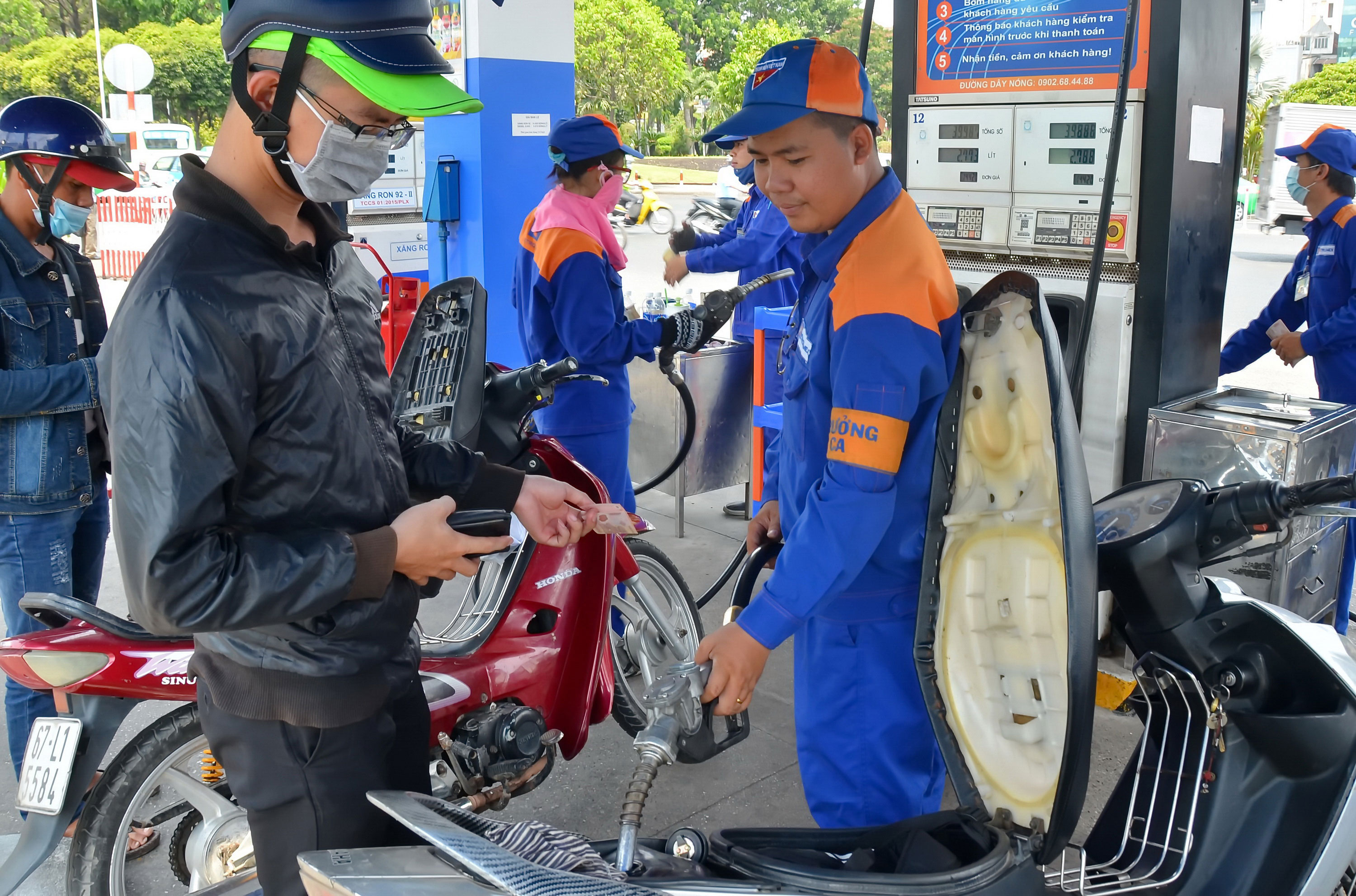 Nên giảm thuế xăng dầu thêm nữa!