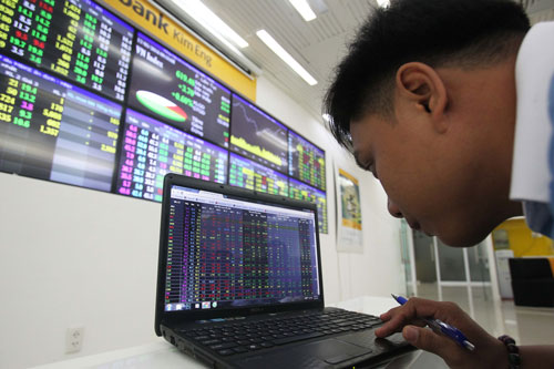 Chứng khoán, vàng tiếp tục nổi sóng