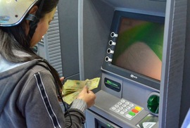 Nhiều ATM chưa nâng hạn mức rút tiền