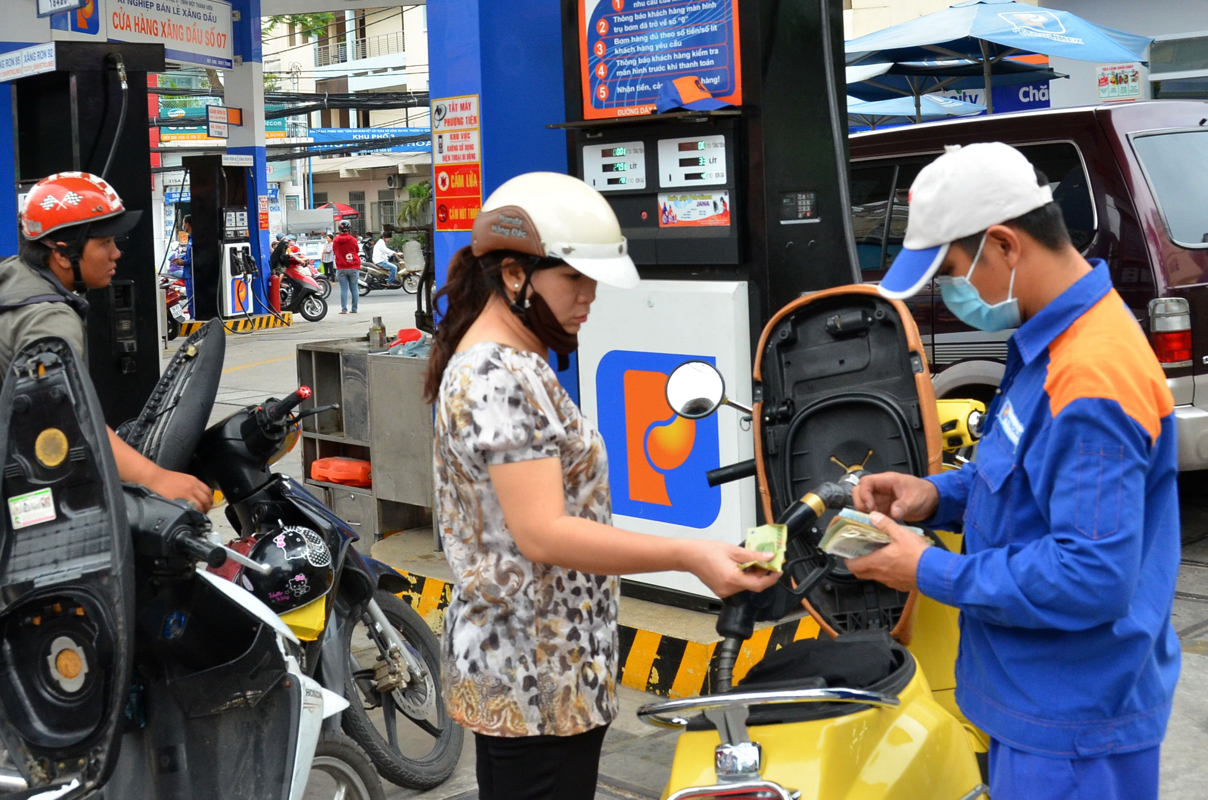 Giá xăng E5 tăng sốc