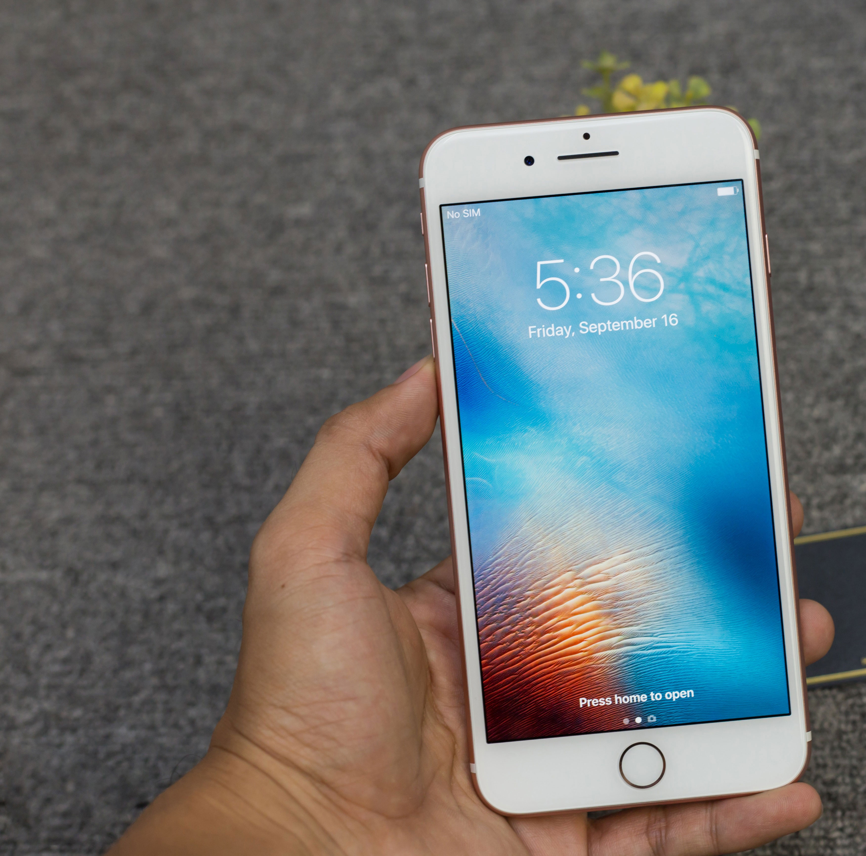 
Một trong những chiếc iPhone 7 đầu ti&ecirc;n về Việt Nam Ảnh: CH&Aacute;NH TRUNG
