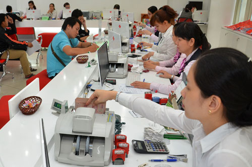 Việc một số ng&acirc;n h&agrave;ng giảm l&atilde;i suất huy động l&agrave; điều kiện thuận lợi để giảm l&atilde;i suất cho vay Ảnh: TẤN THẠNH