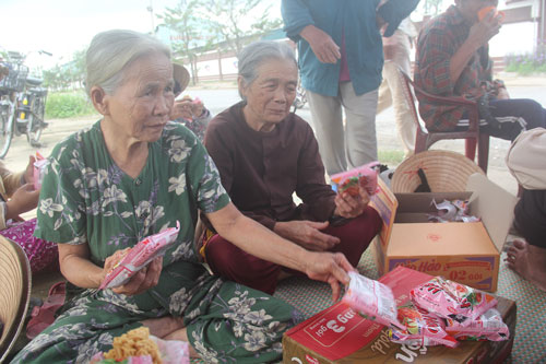 Người d&acirc;n thị x&atilde; Điện B&agrave;n, tỉnh Quảng Nam tập trung y&ecirc;u cầu di dời nh&agrave; m&aacute;y th&eacute;p khỏi địa phương v&agrave;o cuối năm 2014