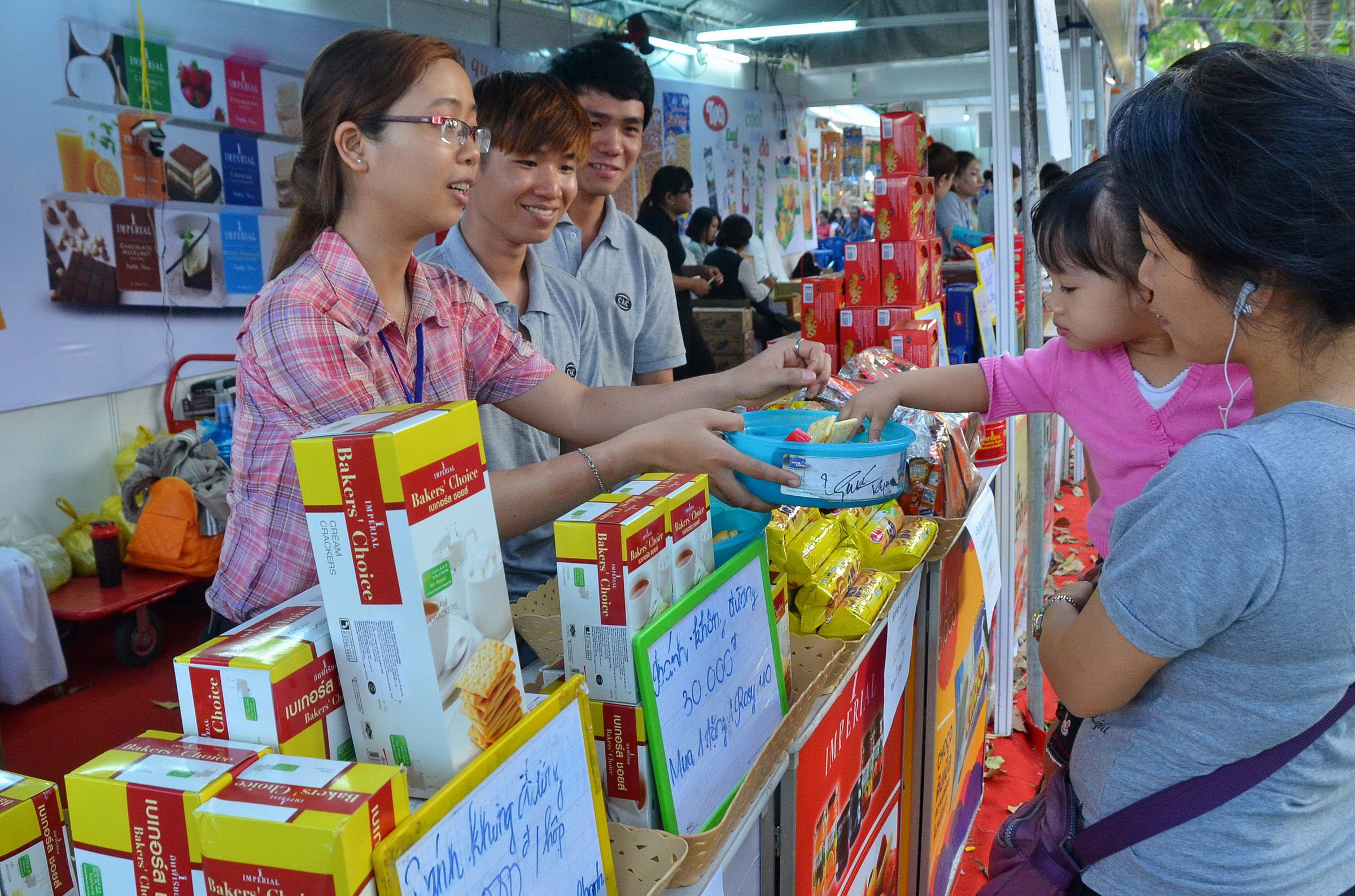 
Mỗi năm, Th&aacute;i Lan tổ chức h&agrave;ng chục hội chợ x&uacute;c tiến thương mại để đưa h&agrave;ng Th&aacute;i tiếp cận người ti&ecirc;u d&ugrave;ng Việt Nam Ảnh: TẤN THẠNH
