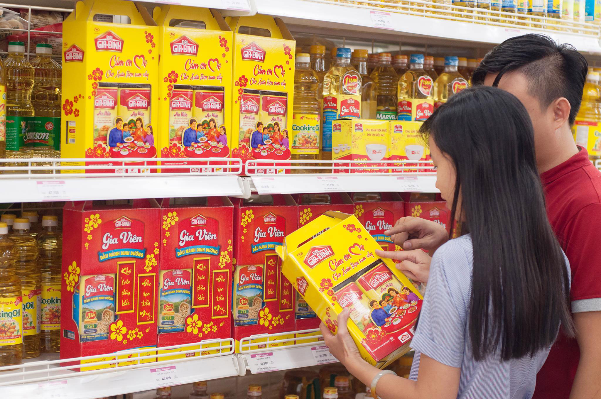 Thực phẩm thiết yếu lu&ocirc;n được chọn l&agrave;m qu&agrave; tặng ng&agrave;y Tết v&igrave; t&iacute;nh thiết thực, tiện lợi v&agrave; &yacute; nghĩa