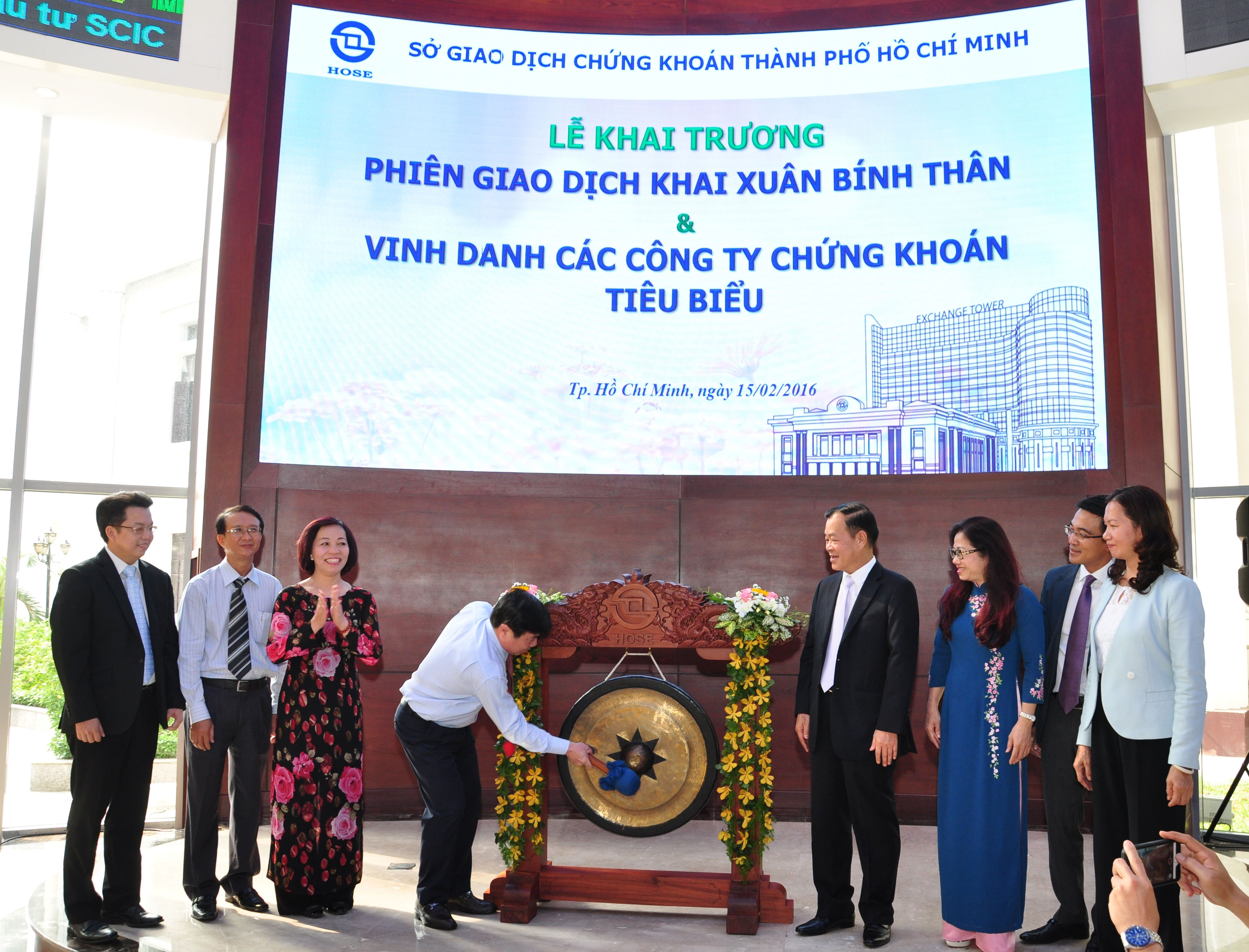 Chứng khoán: Nhiều cơ hội lẫn thách thức