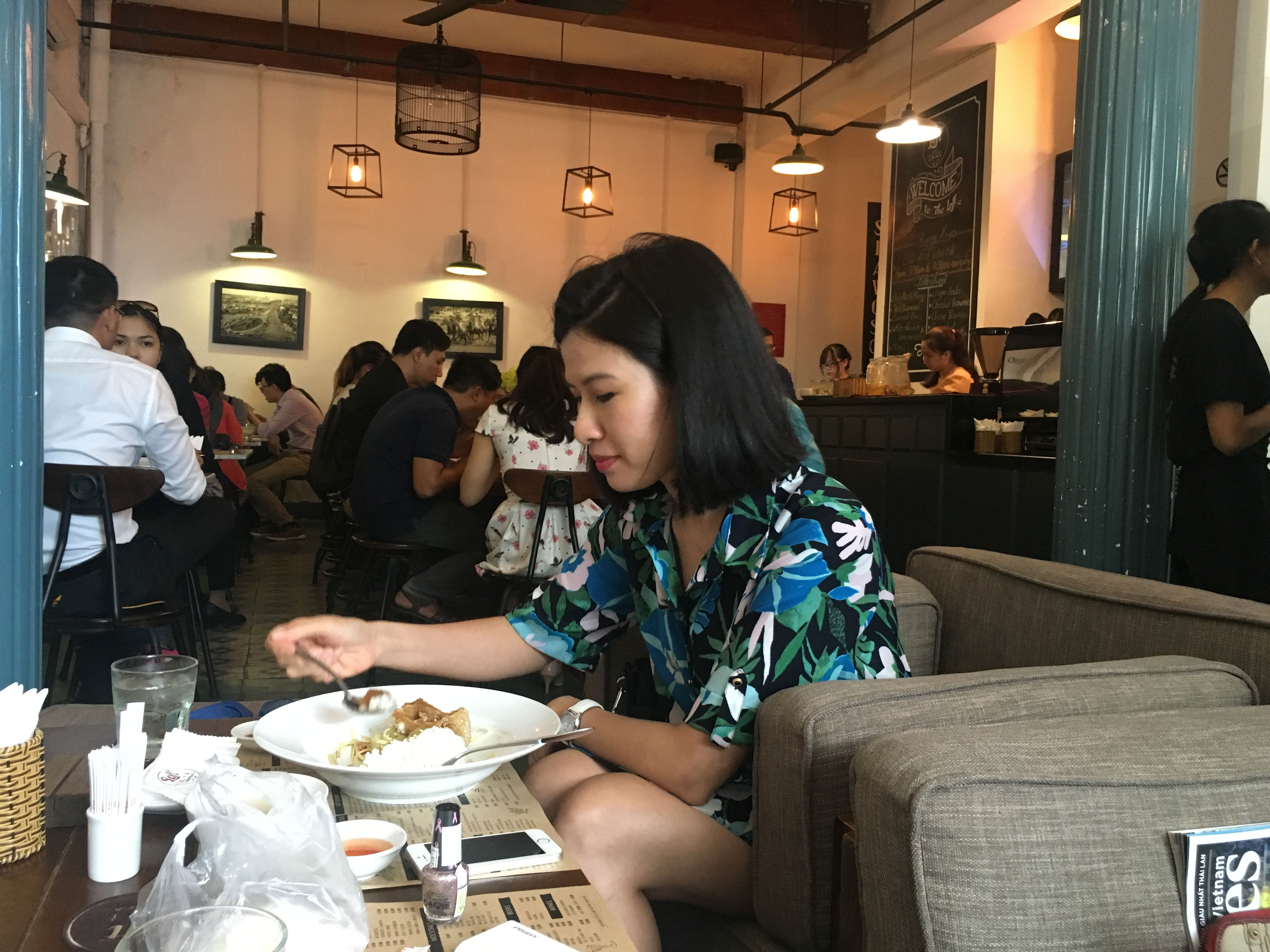 Nhộn nhịp cửa hàng trong chung cư cũ