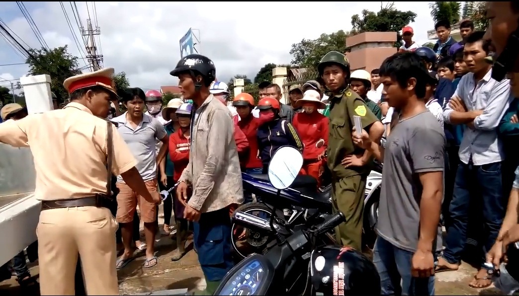 Xôn xao clip CSGT còng tay người dân