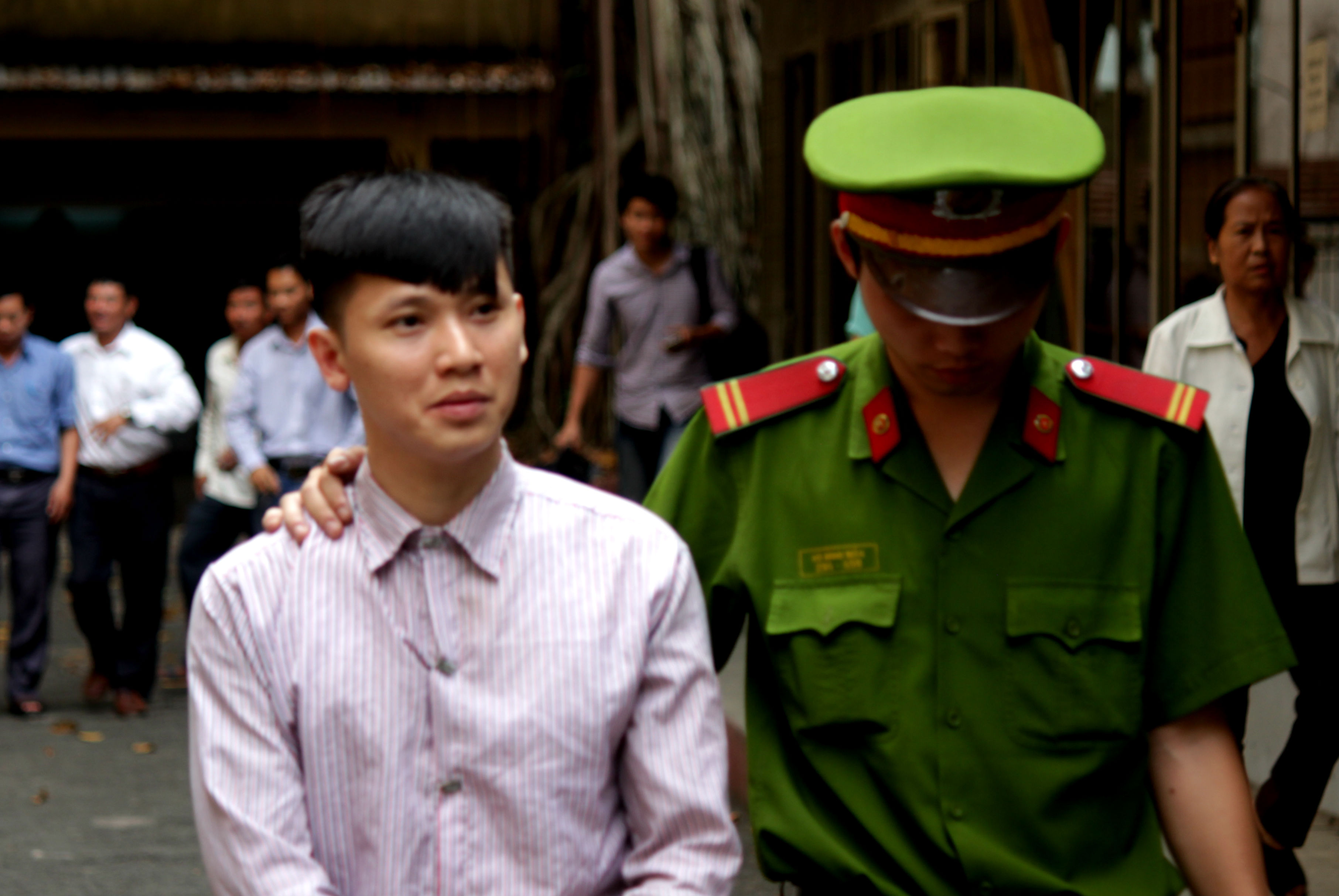 Giả nhân viên ngân hàng ôm gọn 2 tỉ đồng