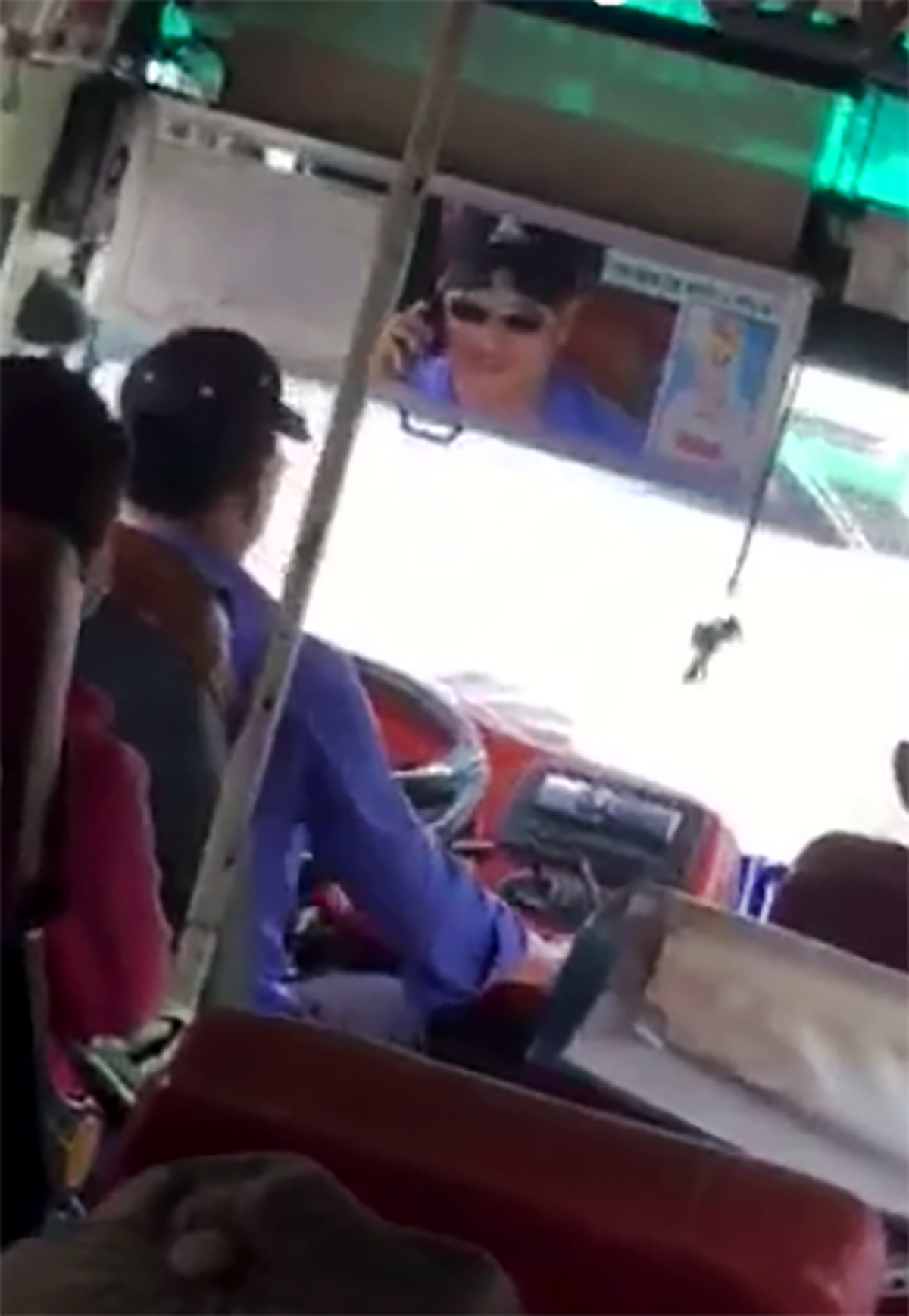 
T&agrave;i xế xe bu&yacute;t vừa nghe điện thoại vừa thả tay khỏi v&ocirc; lăng
