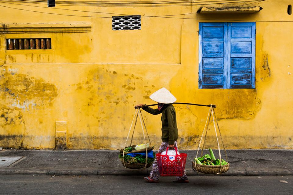 
Một người b&aacute;n h&agrave;ng rong ở Hội An. Ảnh: R&eacute;hahn Croquevielle
