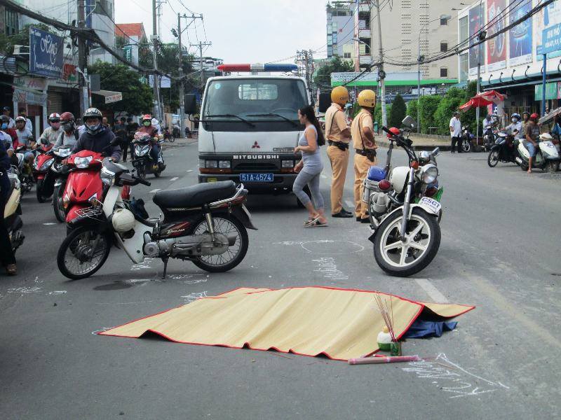 Xe buýt cuốn 2 chị em thương vong trên đường Nguyễn Kiệm