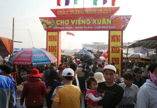 Nghẹt thở đi chợ Viềng mua may, bán rủi