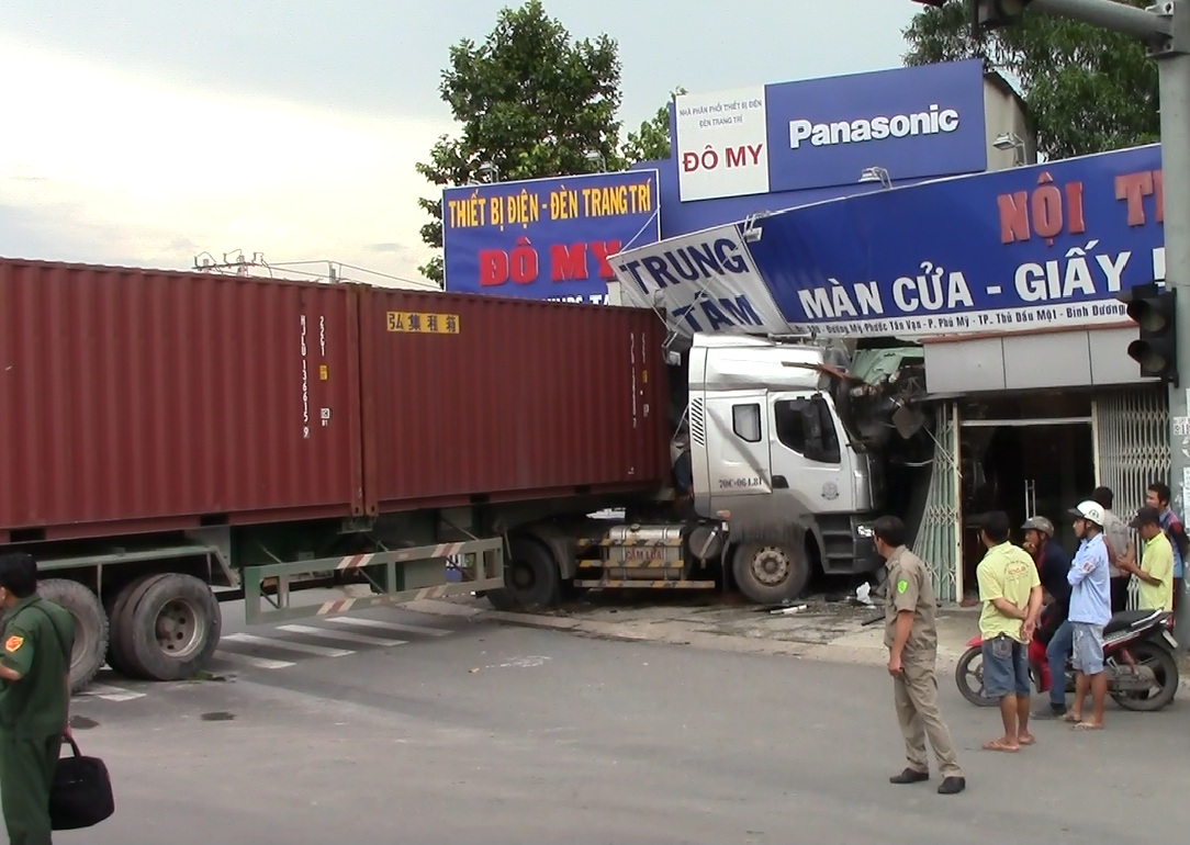 Xe container lao vào nhà ven đường, tài xế suýt chết