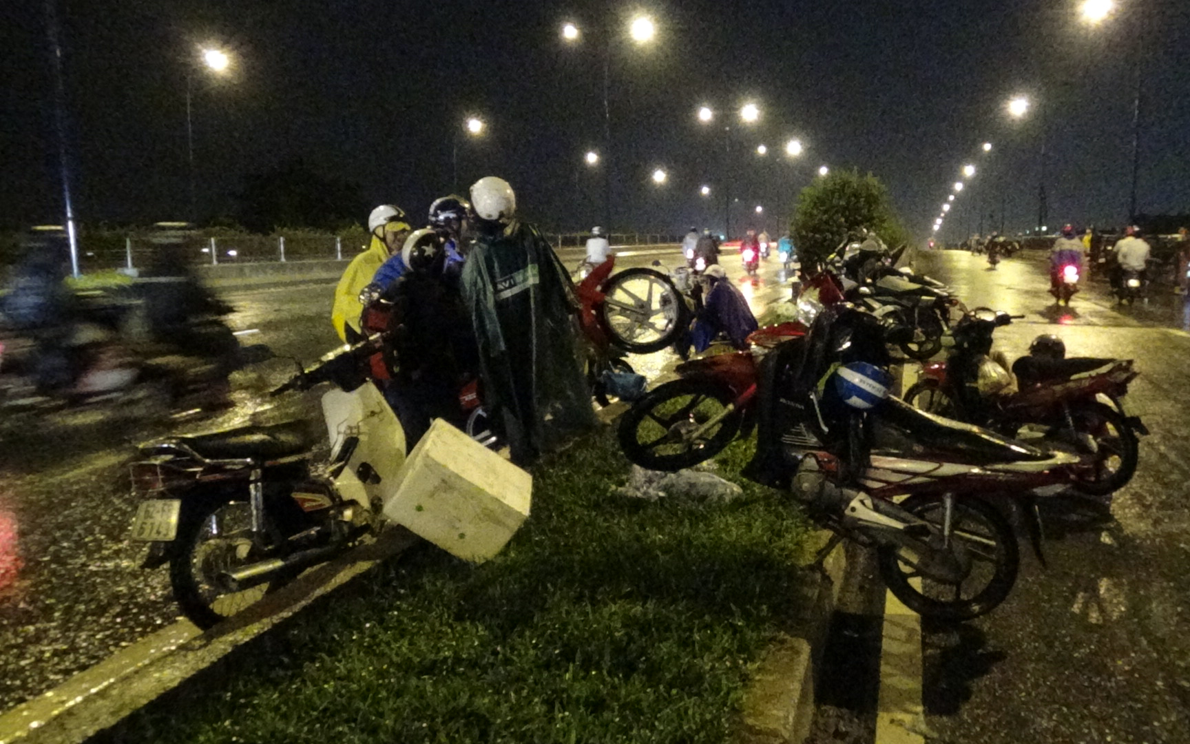 
Những chiếc xe m&aacute;y được chổng ngược l&ecirc;n lan can giữa cầu chờ nước tho&aacute;t khỏi ống b&ocirc; xe, m&aacute;y xe kh&ocirc; r&aacute;o trở lại.
