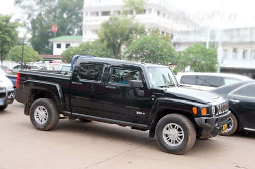 Một chiếc pick-up Hummer trên phố