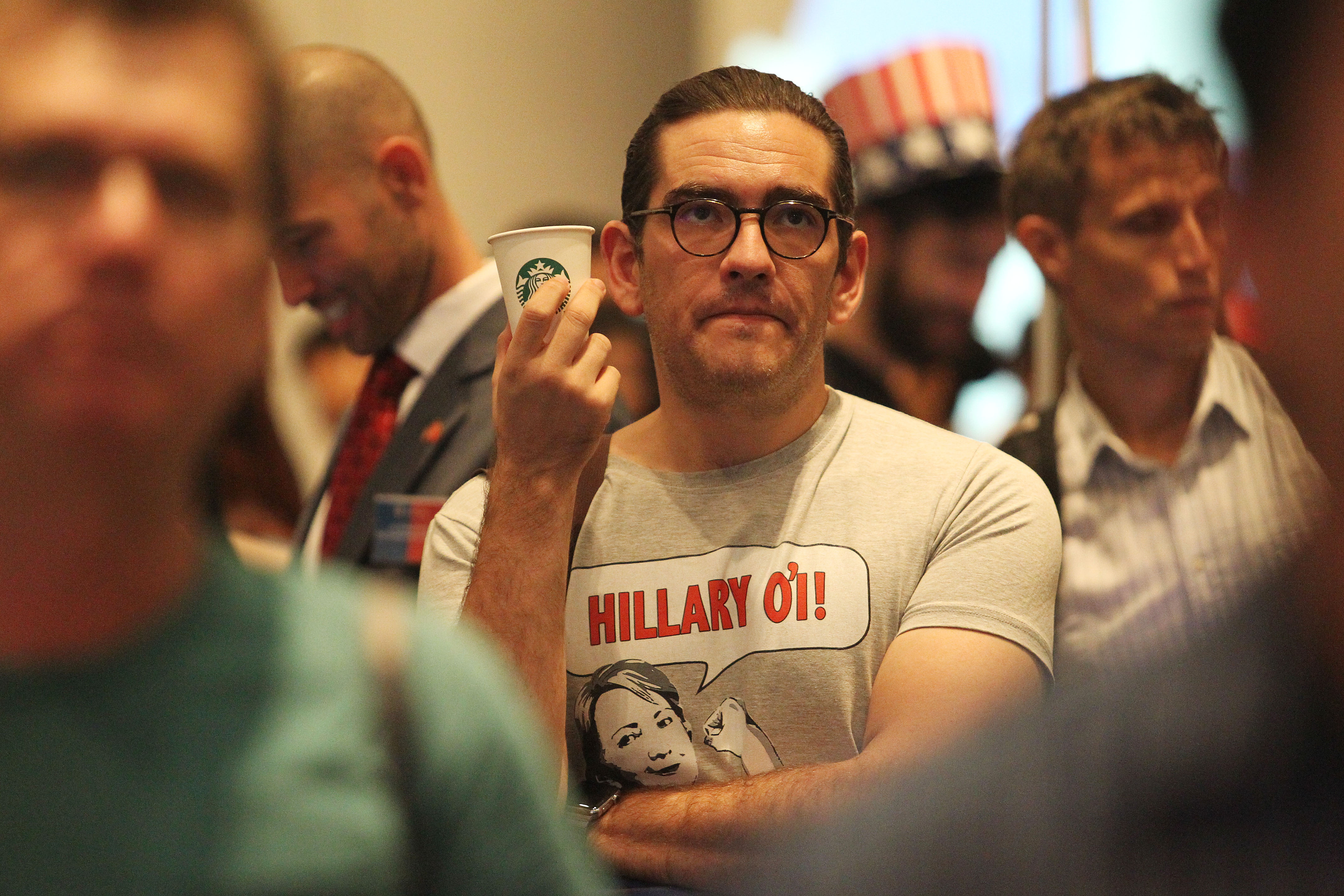 Một người mặc áo với dòng chữ ủng hộ bà Hillary Clinton