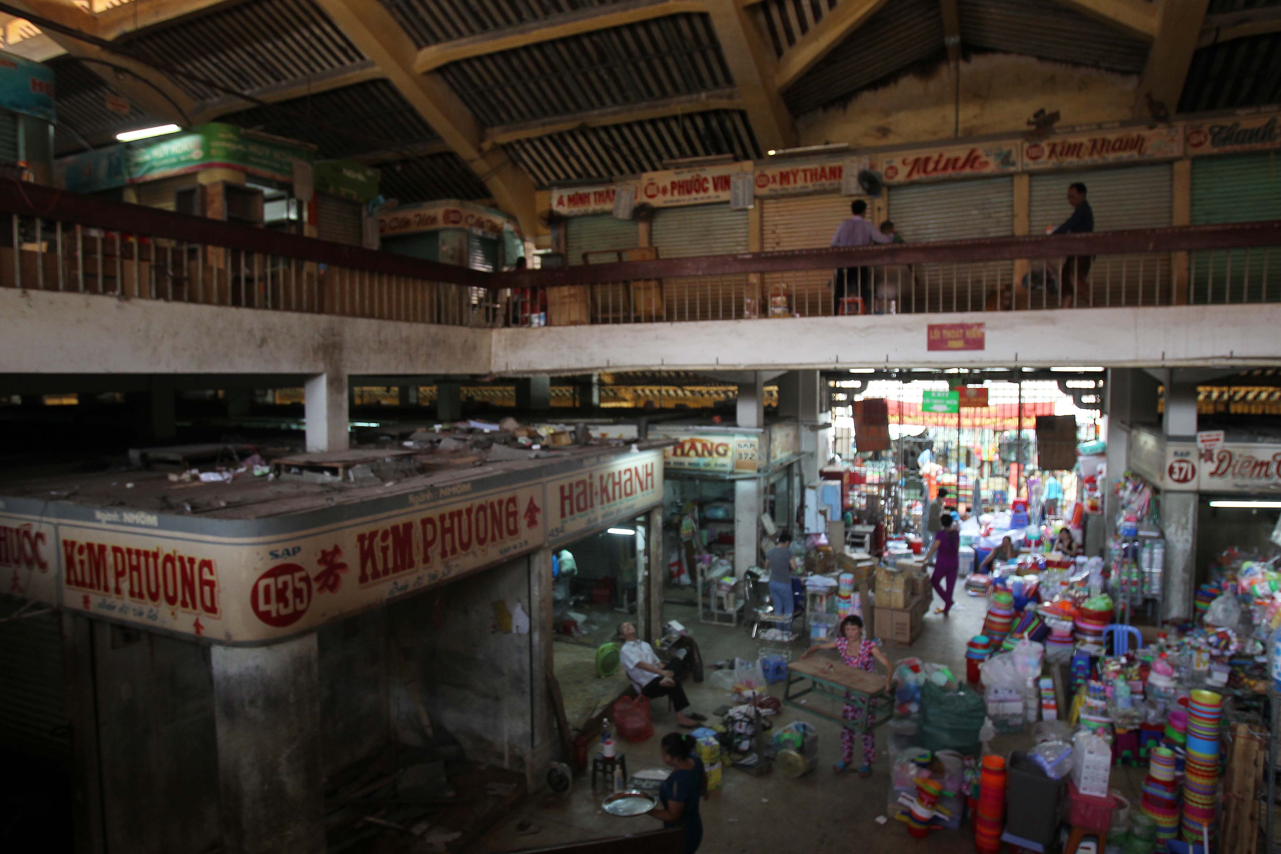 
Đến trưa một số tiểu thương đ&atilde; dọn xong, trong khi một số tiểu thương kh&aacute;c đang bắt đầu dọn h&agrave;ng qua chợ tạm
