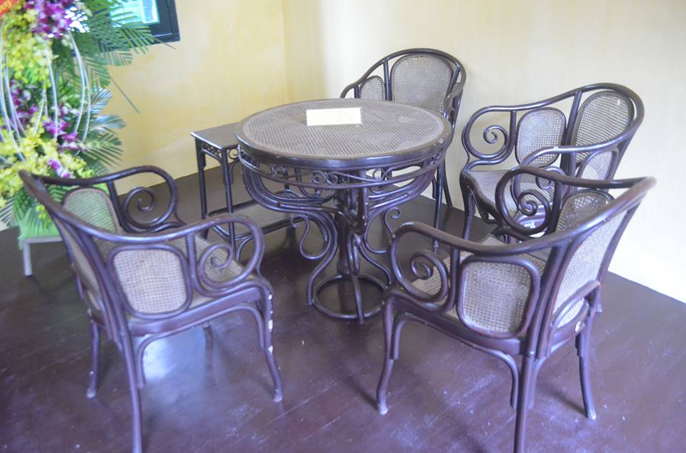 Bên ngoài ngôi nhà được trưng bày bộ bàn ghế nơi diễn ra hội nghị Thường vụ Trung ương Đảng thông qua Lời kêu gọi Toàn quốc kháng chiến do Chủ tịch Hồ Chí Minh soạn thảo