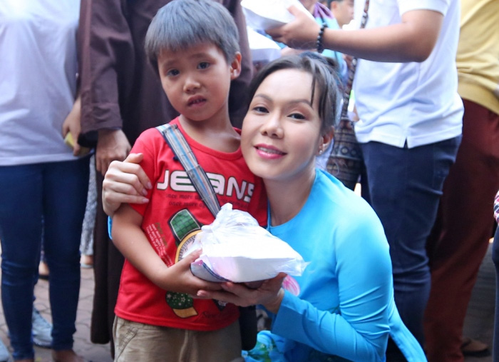 Việt Hương trao cơm từ thiện tại Đồng Nai