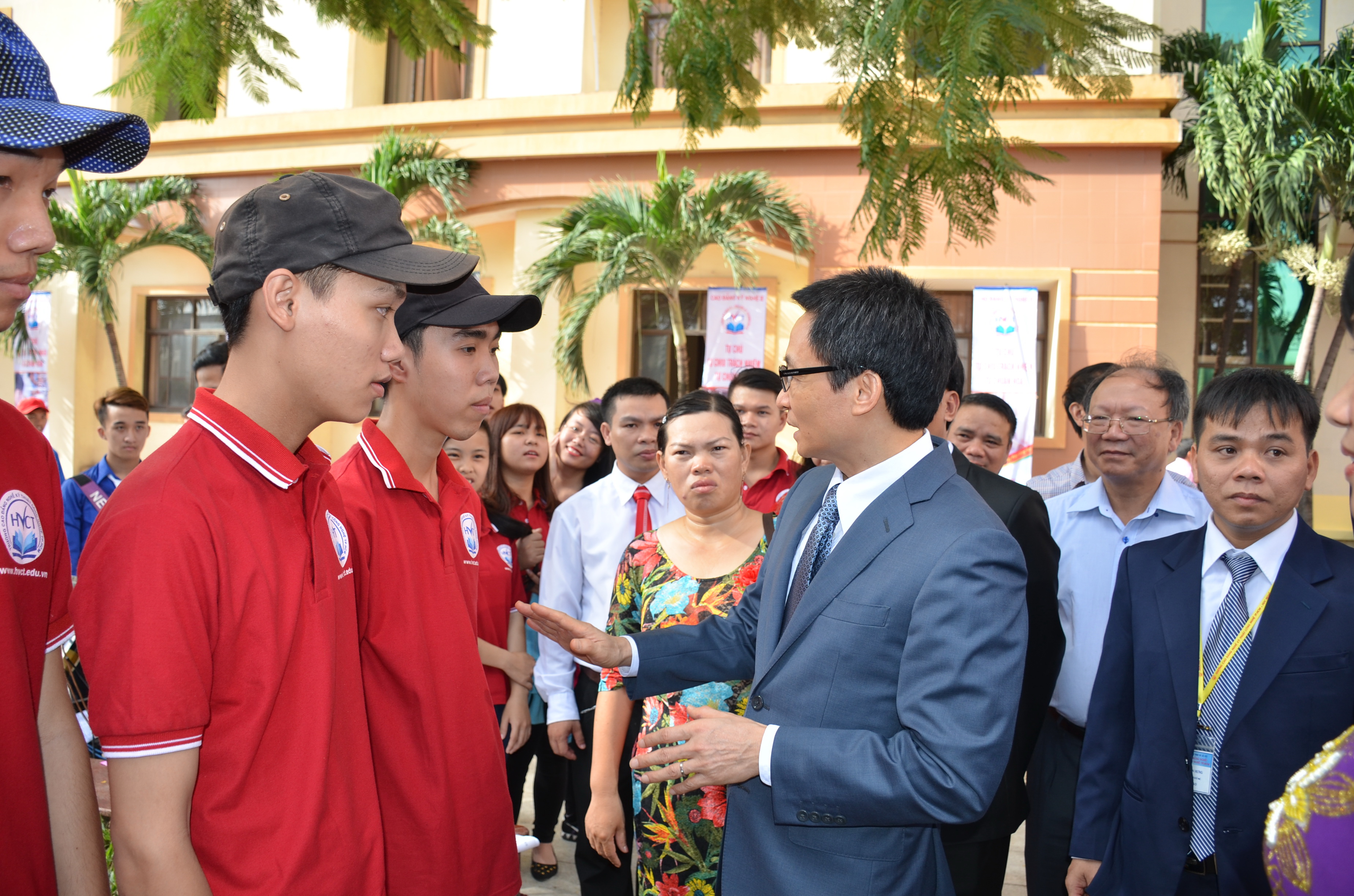 Sáng 18-11, Phó Thủ tướng Vũ Đức Đam dự lễ khai giảng và kỷ niệm ngày Nhà giáo Việt Nam 20-11 tại Trường CĐ Kỹ nghệ II (TP HCM), chuyện trò với giảng viên và sinh viên của trường Ảnh: Đặng Trinh