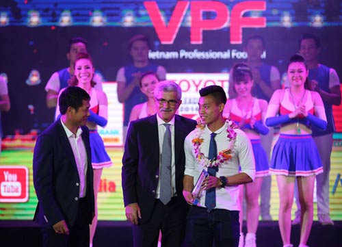 Vũ Văn Thanh nhận giải thưởng Cầu thủ trẻ xuất sắc nhất V-League 2016 Ảnh: QUANG LIÊM