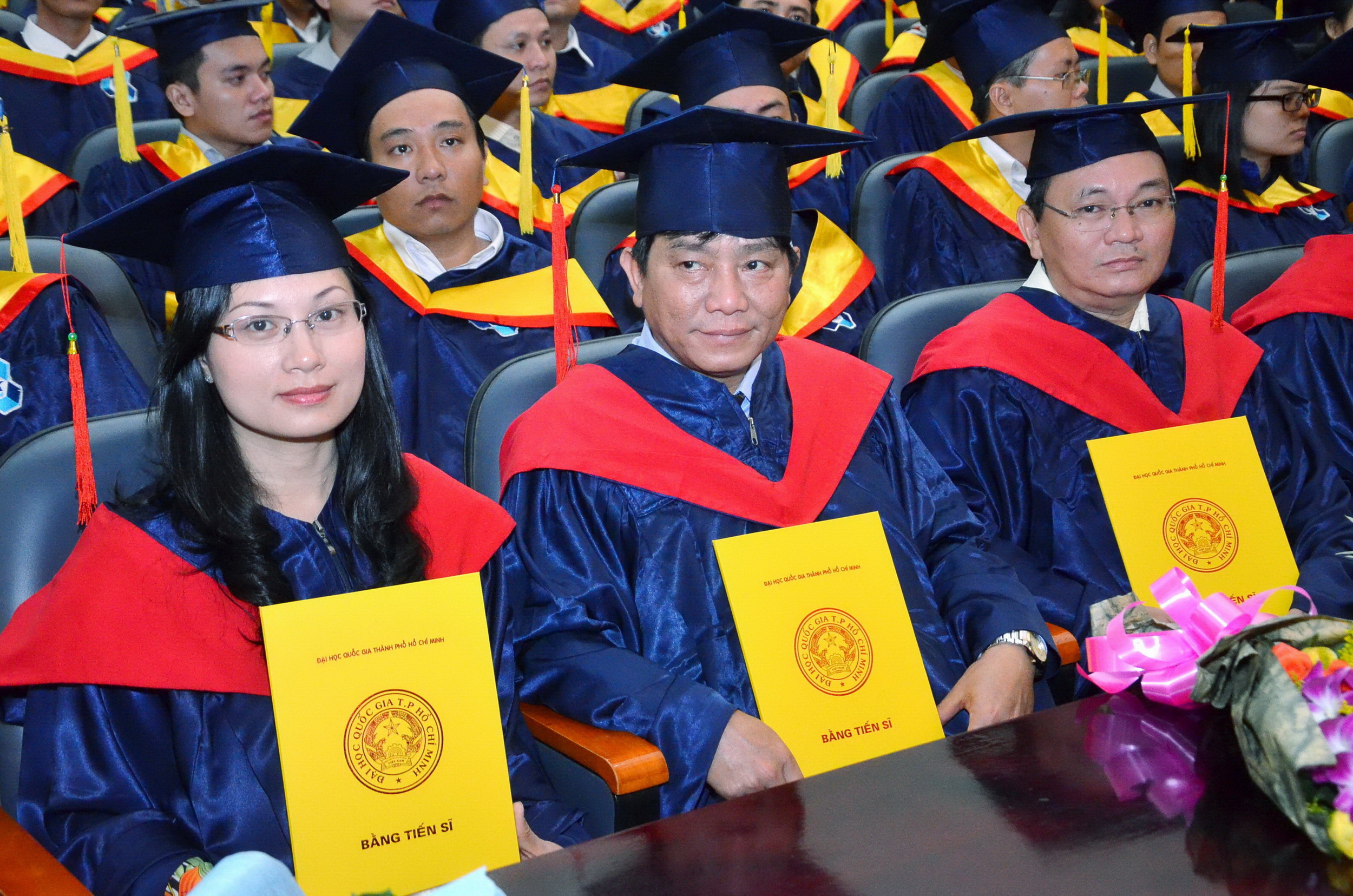 Nghi&ecirc;n cứu sinh nhận bằng tiến sĩ tại Trường ĐH B&aacute;ch khoa - ĐHQG TP HCM Ảnh: TẤN THẠNH