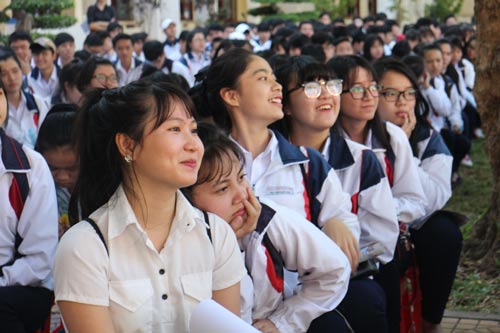 Lo “giành giật” thí sinh