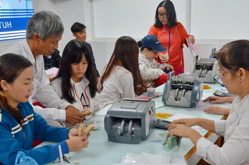 Sinh vi&ecirc;n nộp học ph&iacute; tại Trường ĐH C&ocirc;ng nghiệp TP HCM - một trong những trường thực hiện tự chủ t&agrave;i ch&iacute;nh Ảnh: TẤN THẠNH